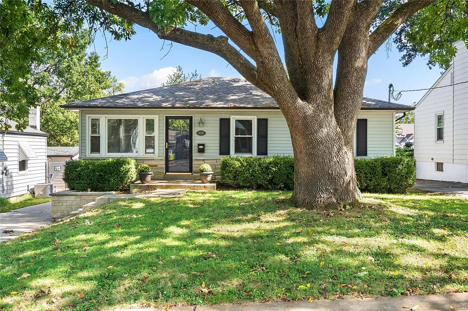 918 Des Peres Dr photo 1