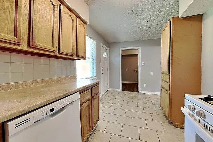 4731 Bedford Dr — Photo 6
