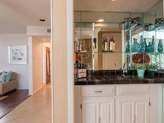 3rd image of 1812 Lakecrest Ct
