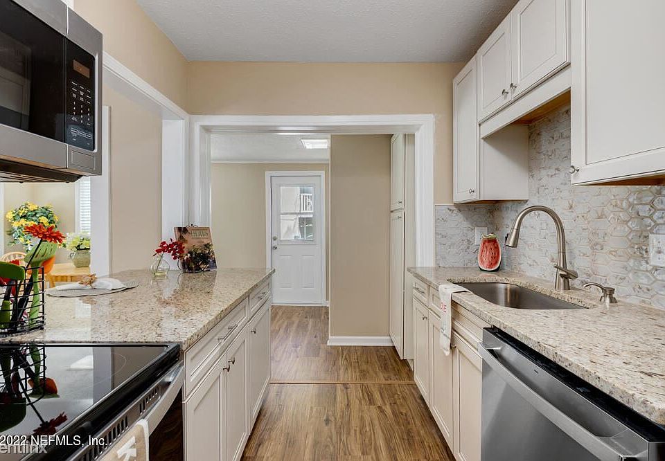 1st image of 1569R River Hills Cir W