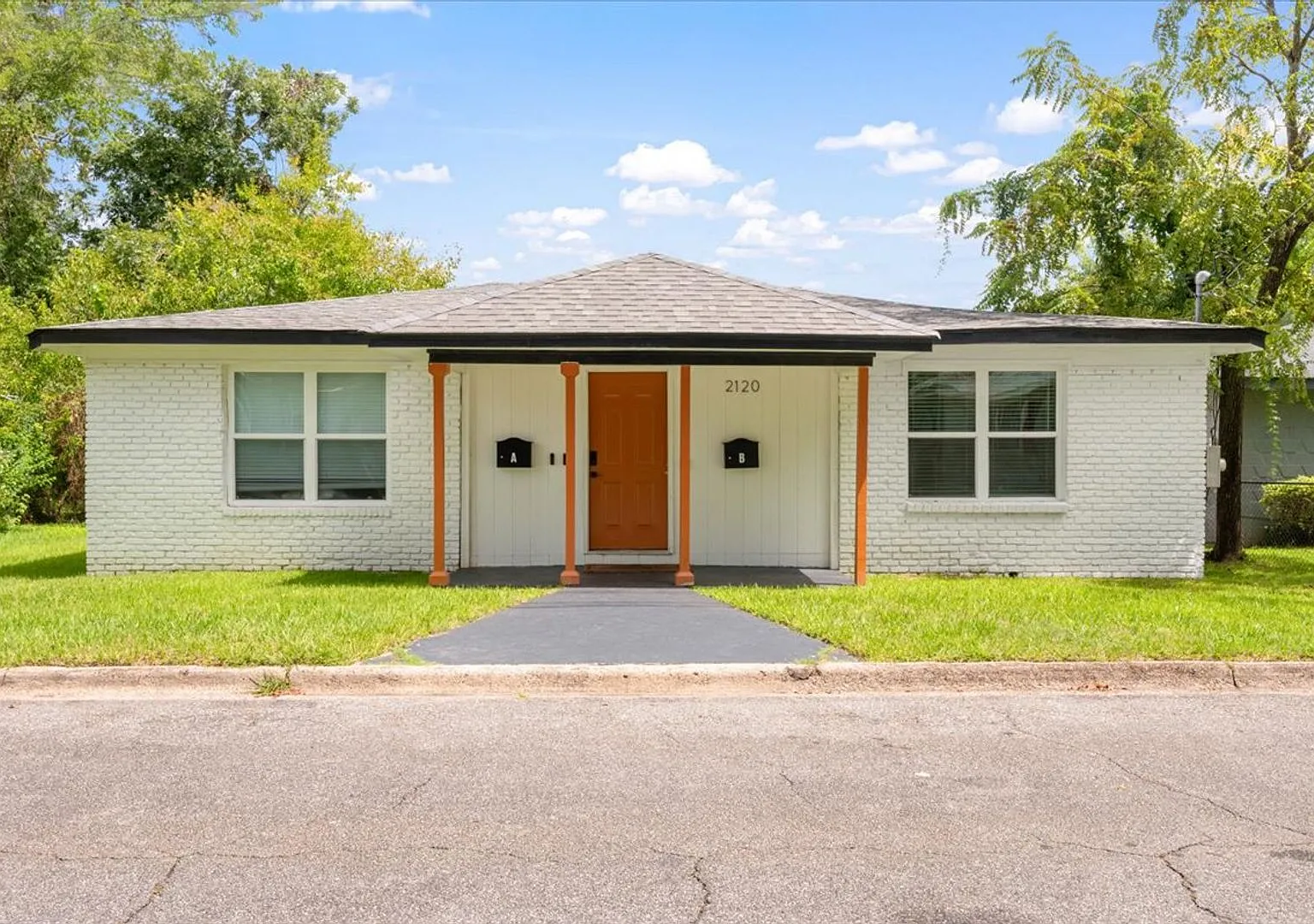 2BR/1BA Home | Bright & Spacious | 5 Mins to Downtown Savannah — Photo 2