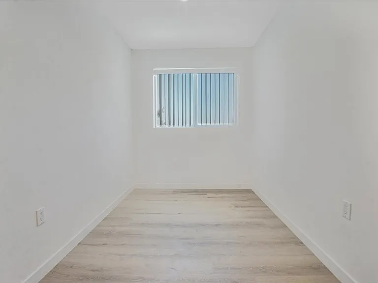 10918 Camarillo St #501 — Photo 5