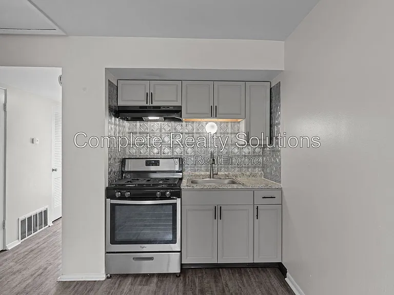 2323 Woodson Rd #E — Photo 8