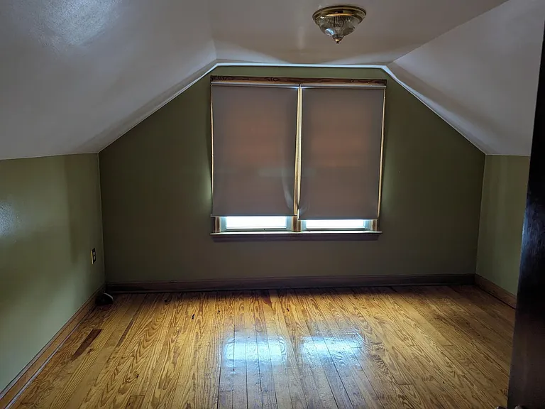 810 Bank St — Photo 11