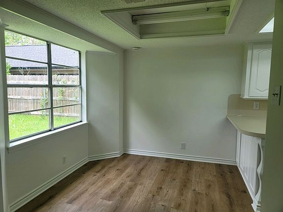 5th image of 214 Vanessa Ave