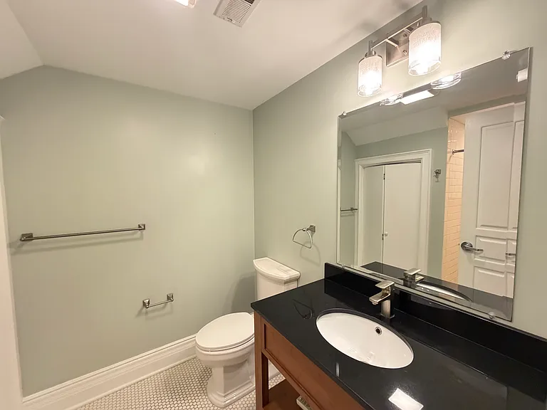 201 W Huron St #B — Photo 23