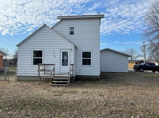 112 6th St NE, Hallock, MN 56728