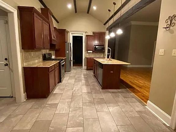 5th image of 612 Southlake Cir