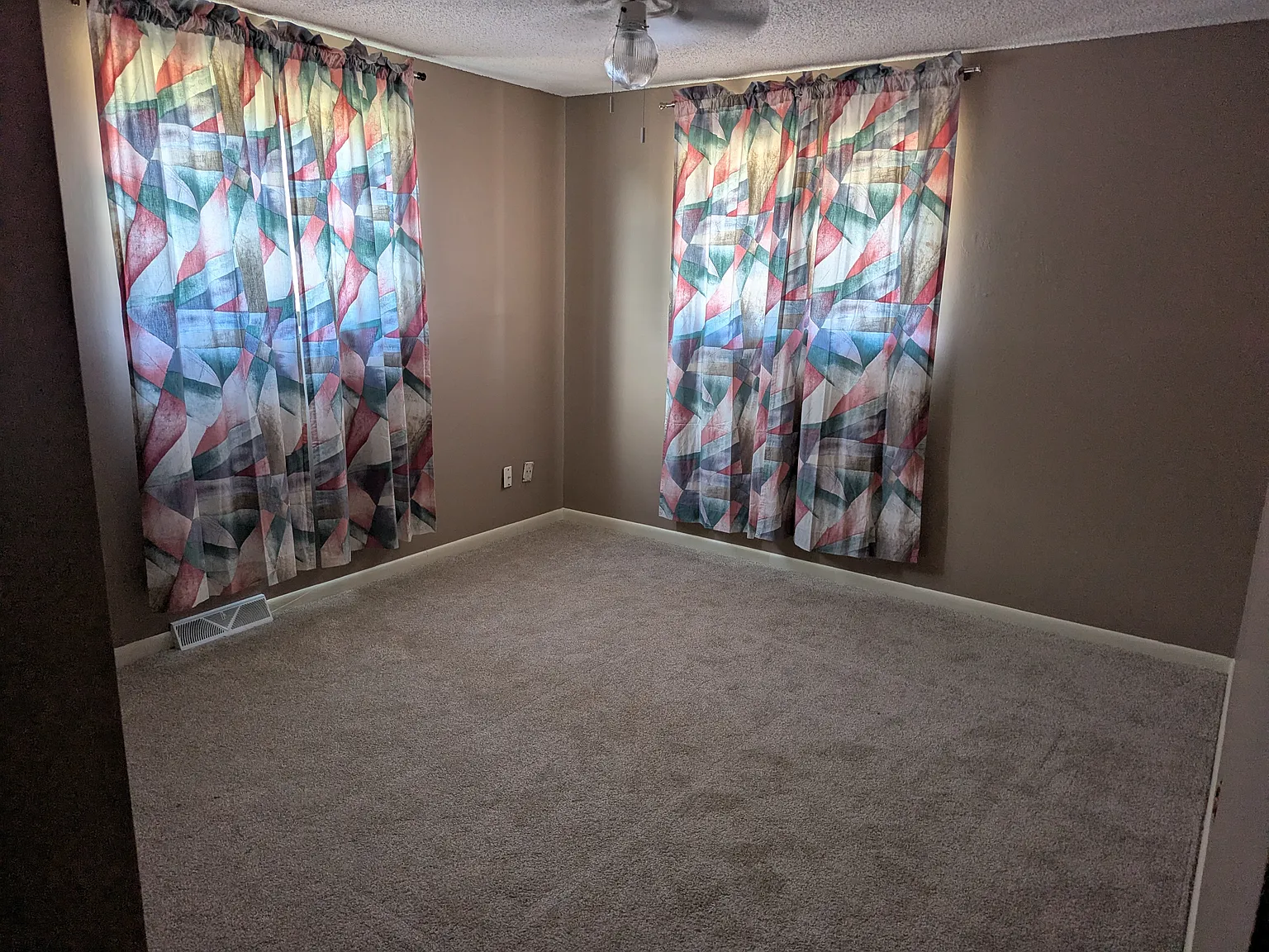3 bed, 2472 sqft, $1,000 — Photo 4