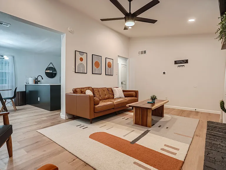 306 E Powell Ln — Photo 8