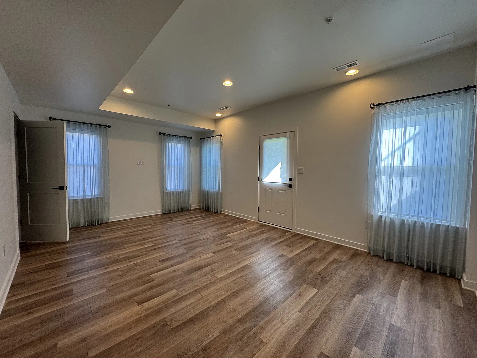3 bed, 2232 sqft, $3,450 — Photo 3