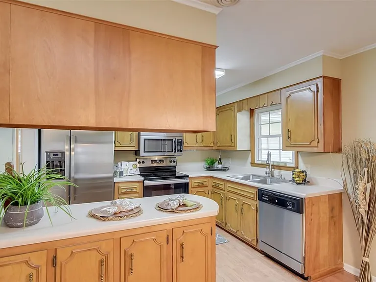 3649 Lynnwood Dr — Photo 11