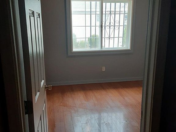 4th image of 608 E Maitland St