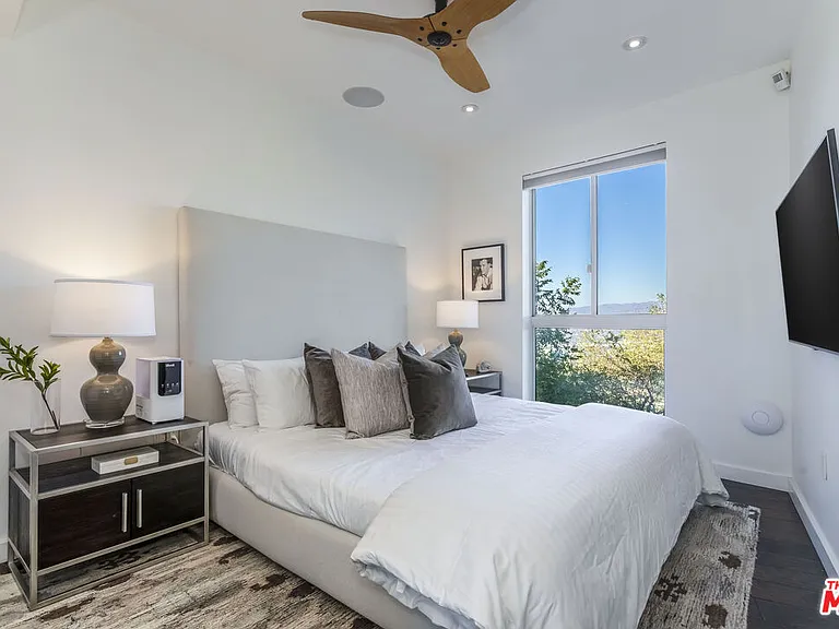 7177 Pacific View Dr — Photo 21