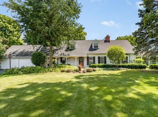 961 N Deerpath Rd, North Aurora, IL 60542