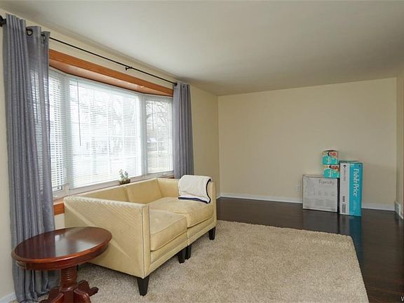 4th image of 328 Moore Ave