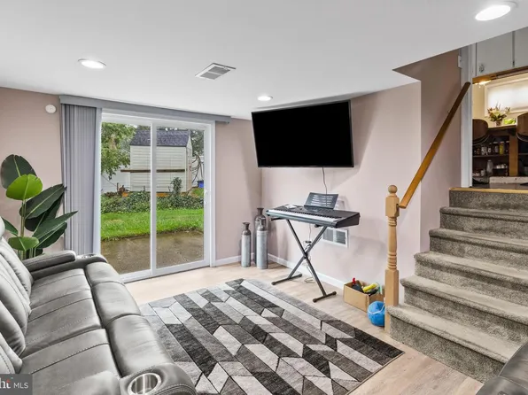 2866 Joyce Rd, Abington, PA 19001