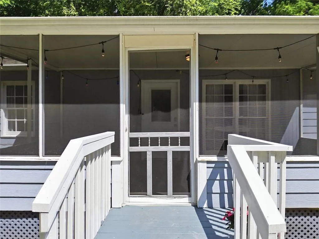 4 bed, 2.5 bath, 1344 sqft, $2,400 — Photo 3