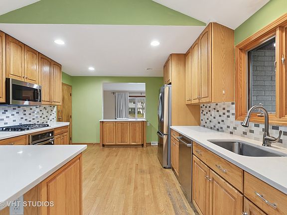 5th image of 533 E Willow Ct