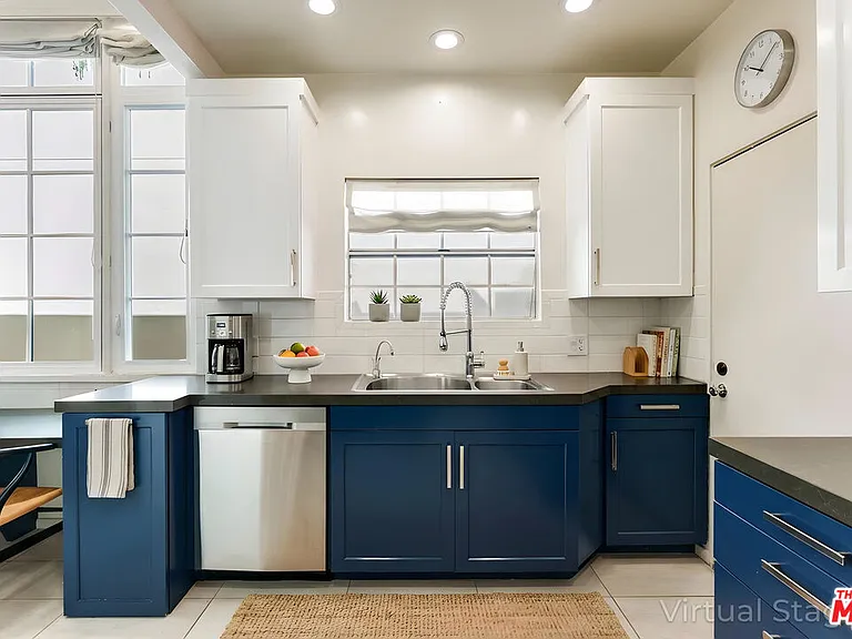 1014 N Doheny Dr — Photo 14