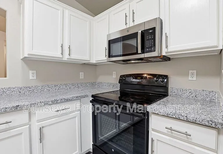 310 E Payton St — Photo 10