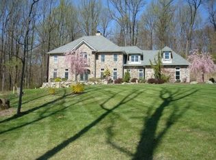 2450 Woodland Hills Ct, Hellertown, PA 18055