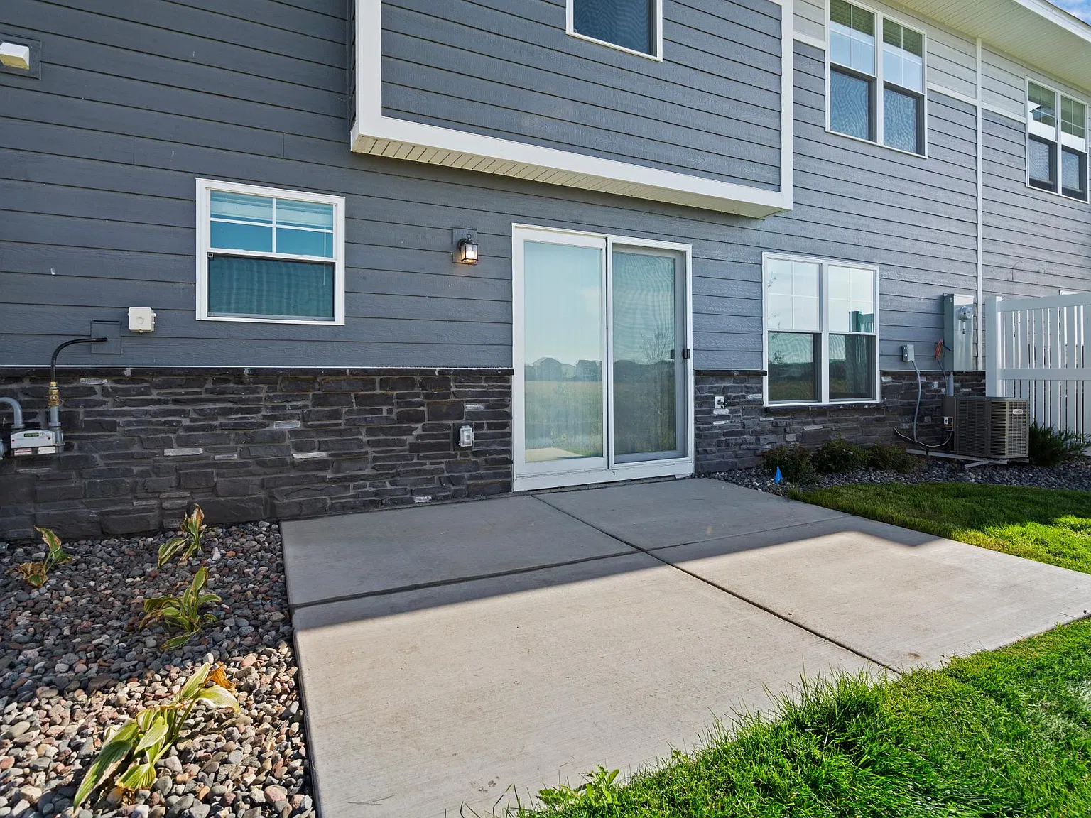 3 bed, 2.5 bath, 1804 sqft, $2,595 — Photo 3