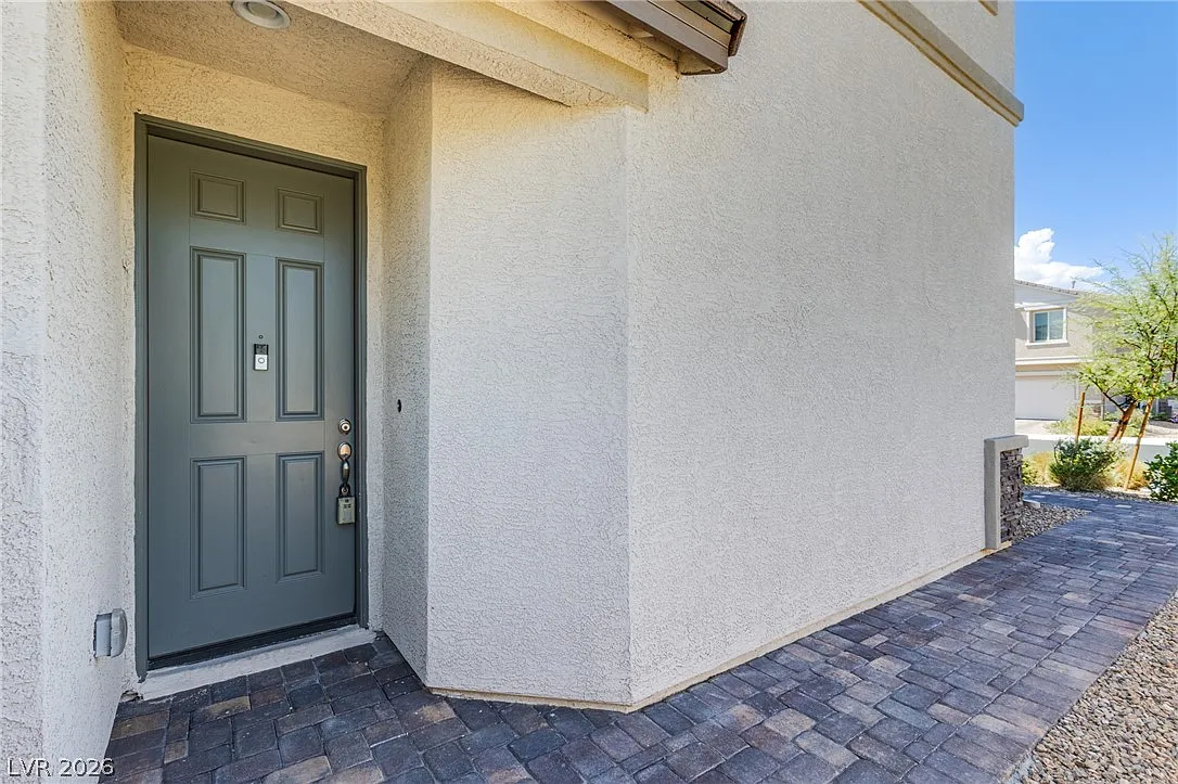 4 bed, 2.5 bath, 1858 sqft, $2,320 — Photo 2