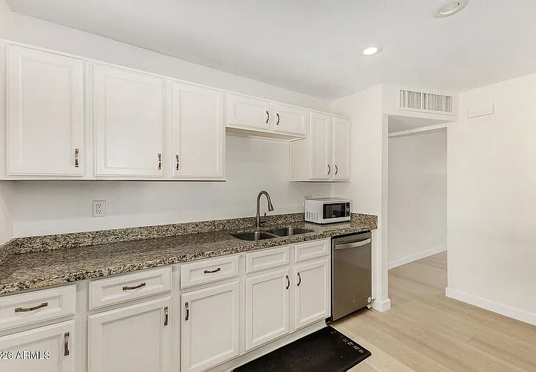 220 E McKinley St — Photo 19