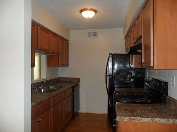 3rd image of 14 Willow Bend Ct