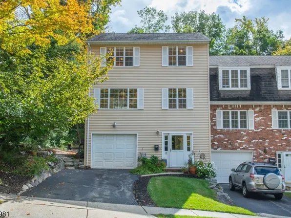 18 Sandra Ln, Bloomingdale Boro, NJ 07403