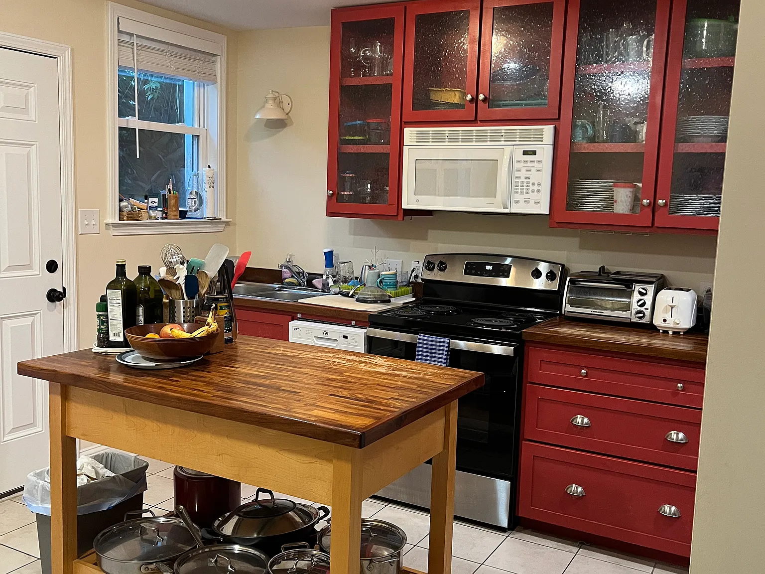 3 bed, 1300 sqft, $4,300 — Photo 1