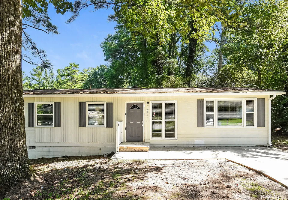 1233 Carolyn St