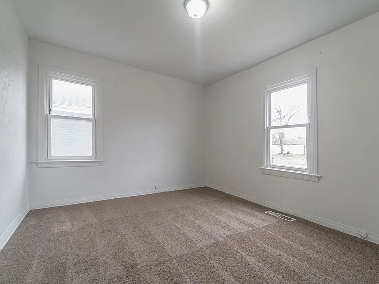 2113 NE 17th St — Photo 5