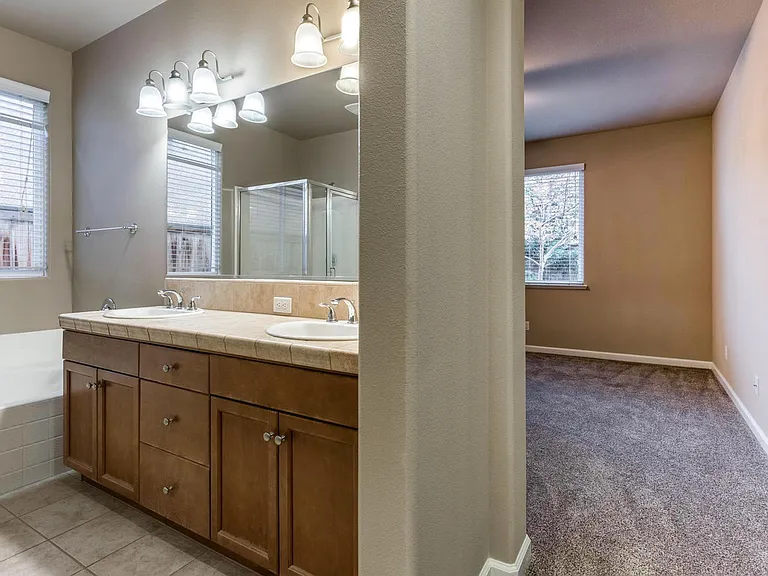 4044 Heritage Ln — Photo 13