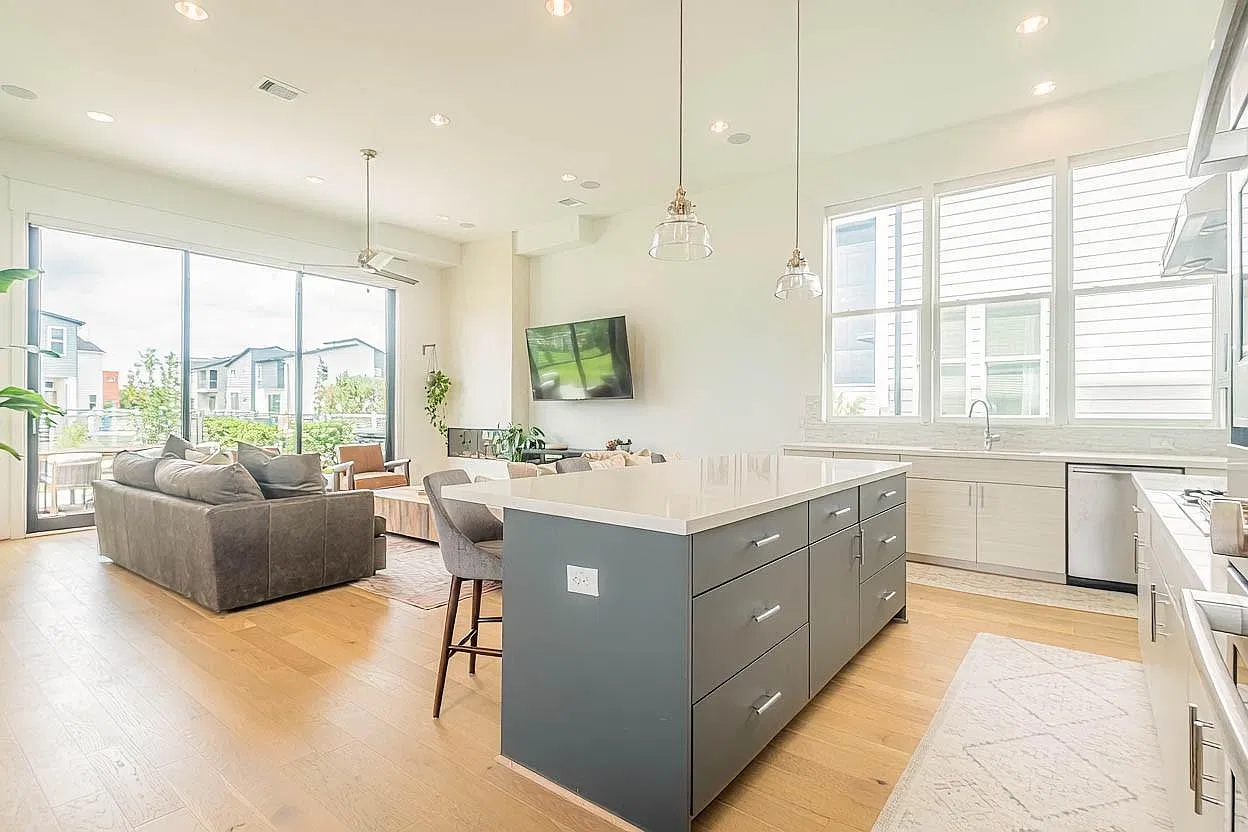 3 bed, 3.5 bath, 2600 sqft, $3,650 — Photo 4