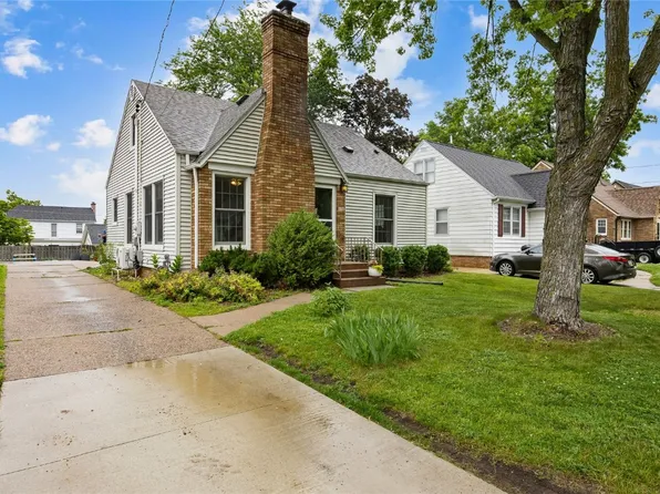 1033 26th St SE, Cedar Rapids, IA 52403