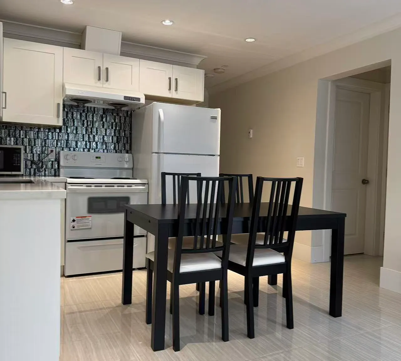 2 bed, 800 sqft, $2,500 — Photo 1