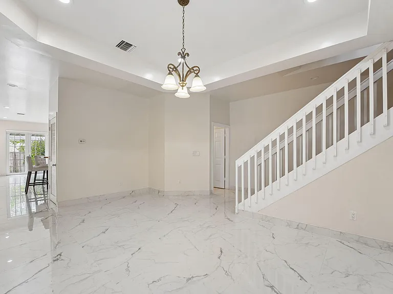 819 SW 7th Ave — Photo 11