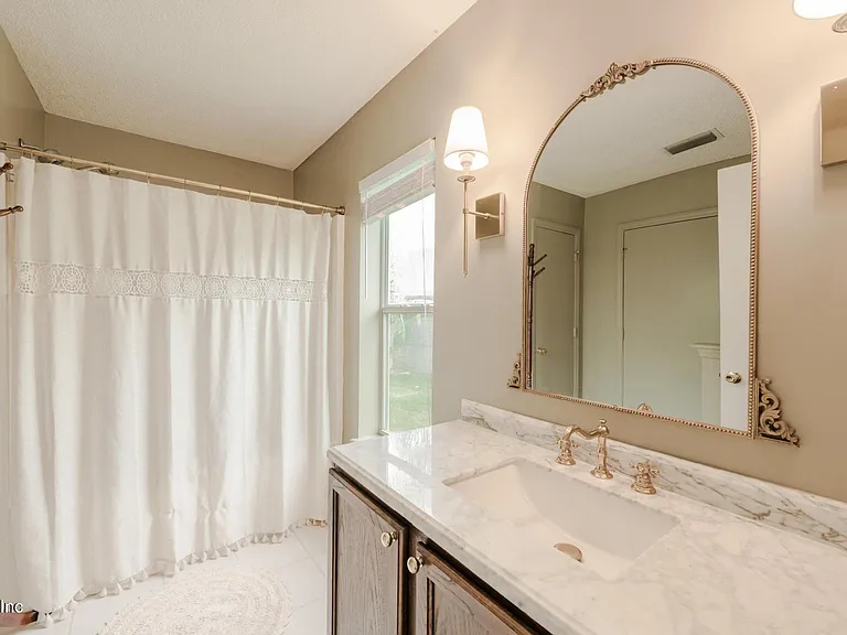 511 Chancellor Dr E — Photo 31