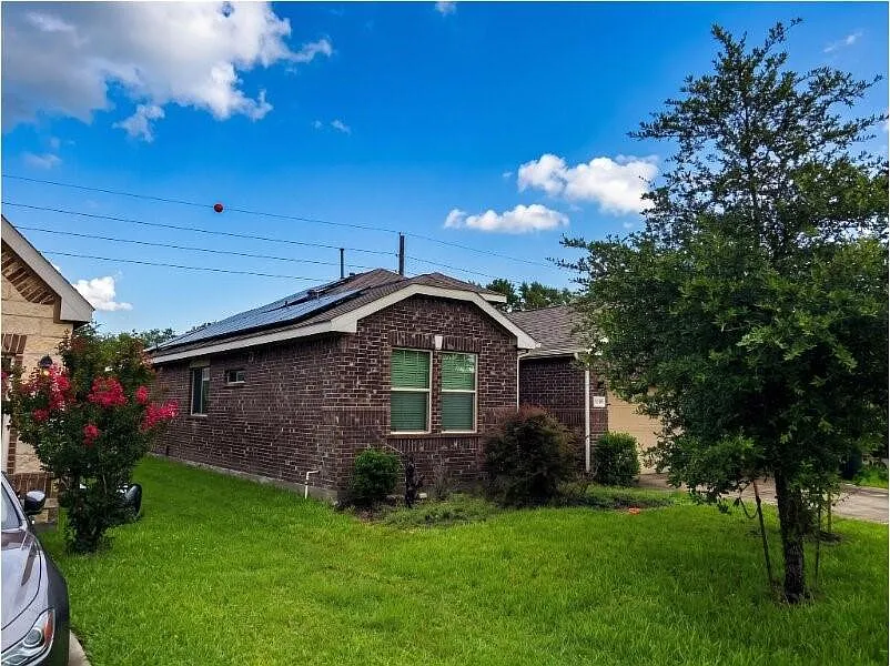 3 bed, 2.0 bath, 1597 sqft, $1,900 — Photo 2