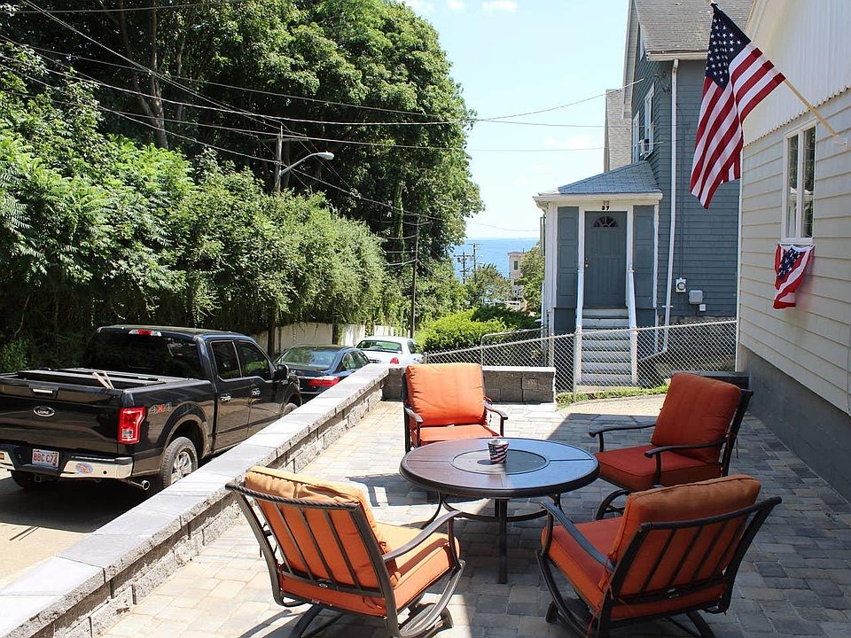 A look down Trimountain Road to the Ocean