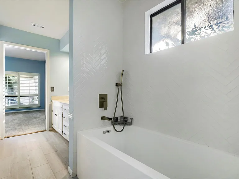 208 Crescent Blf — Photo 16