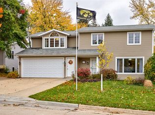 1318 N Prairie St, Pella, IA 50219