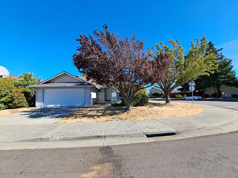 801 Capistrano Dr — Photo 2