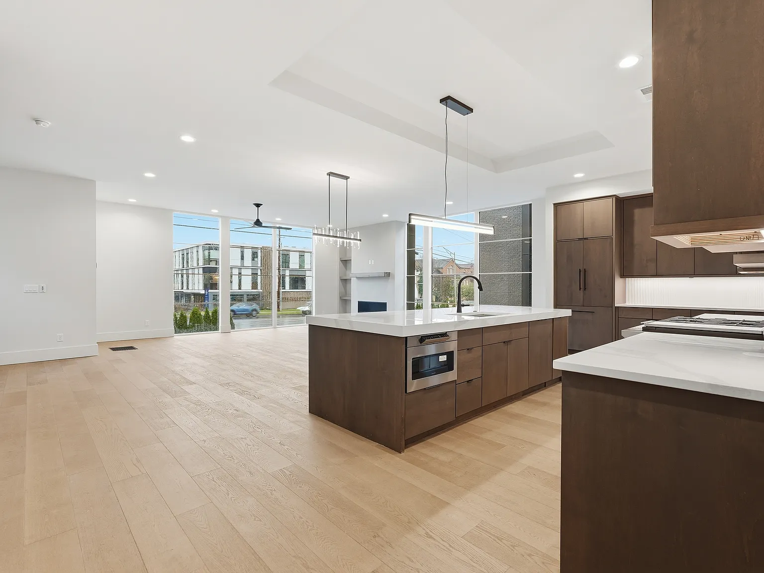 4 bed, 4.5 bath, 4320 sqft, $9,500 — Photo 3