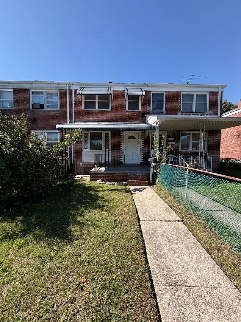 Townhouse For Rent In Dundalk — Photo 1