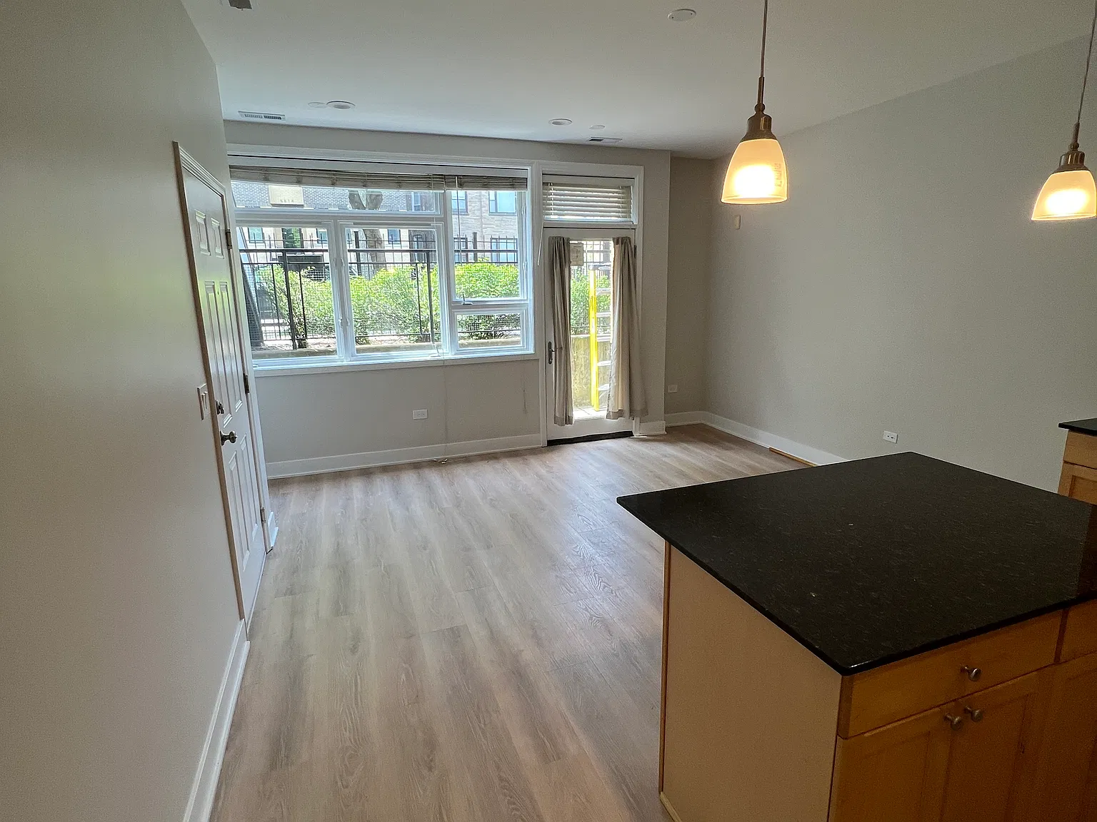 2 bed, 1000 sqft, $1,950 — Photo 2