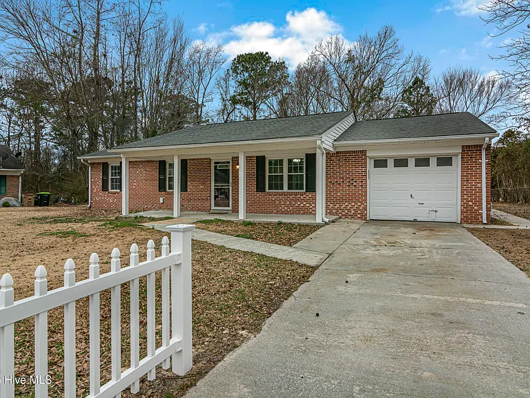 236 White Oak Blvd — Photo 2