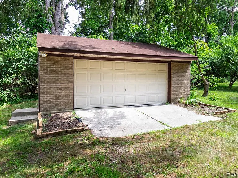 7580 Thornwood St — Photo 36